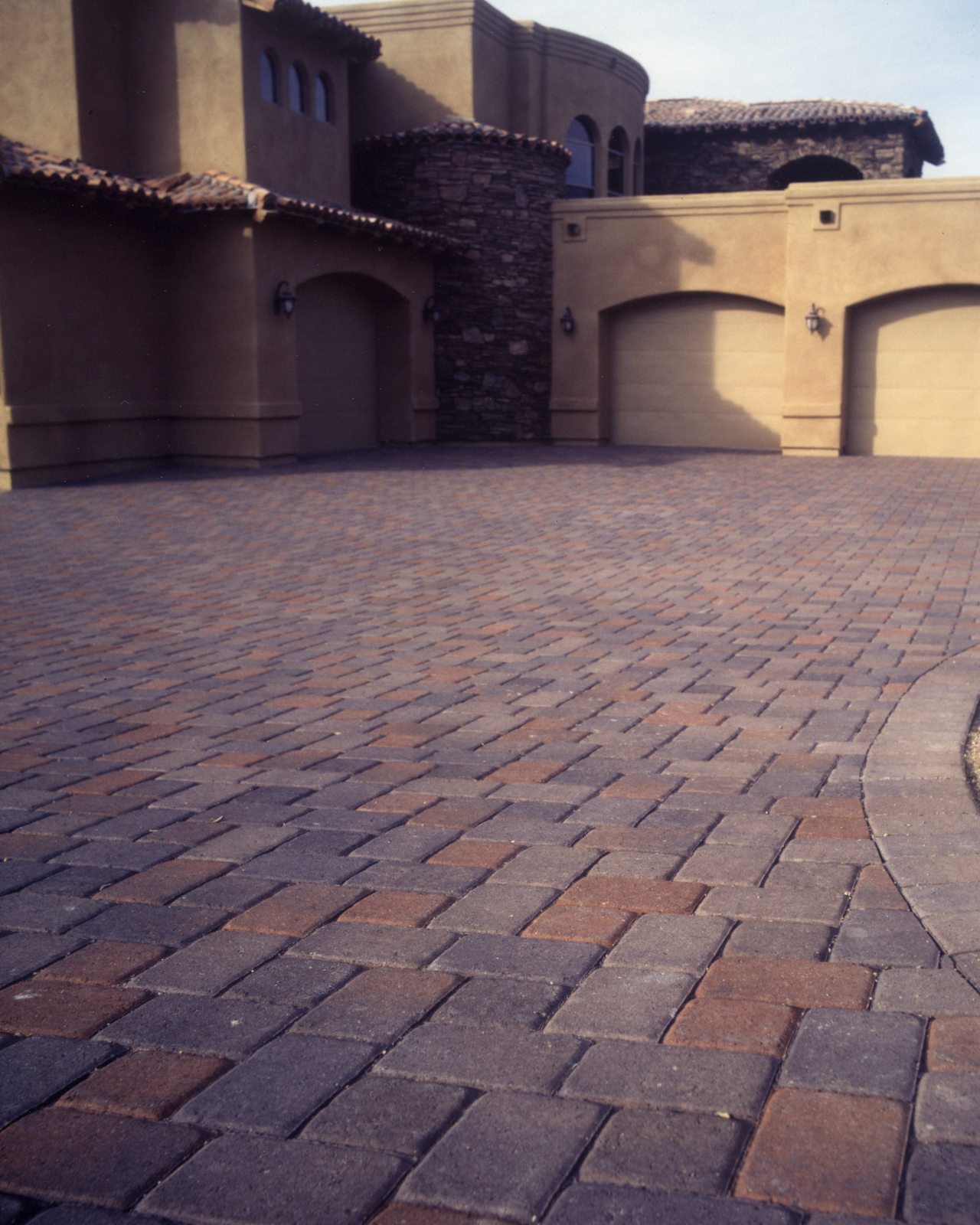 Cobble Driveway with Curved Border